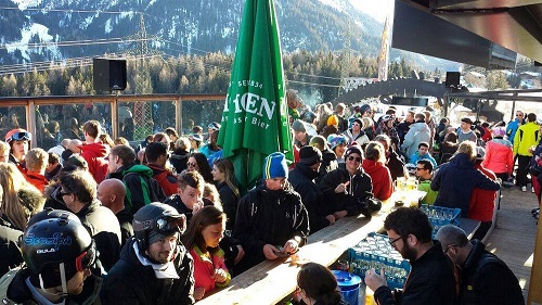 Het terras van de Kanguruh Bar in St. Anton am Arlberg